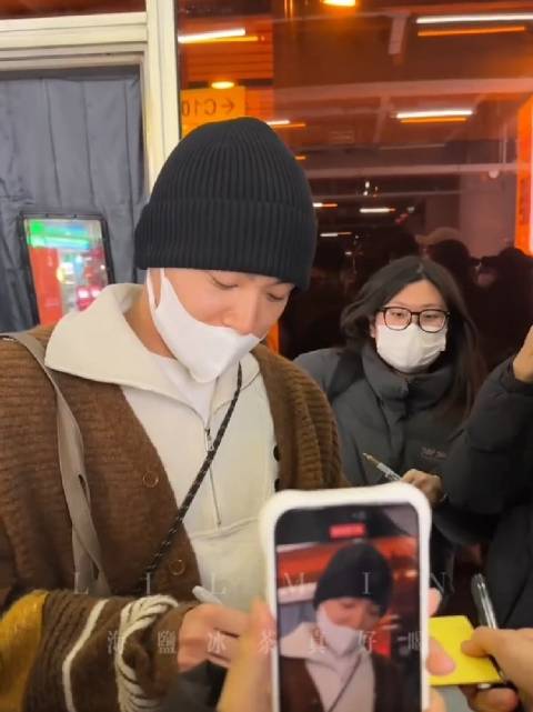 马启越机场被错认张晚意，觉醒年代兄弟眉眼相似引热议