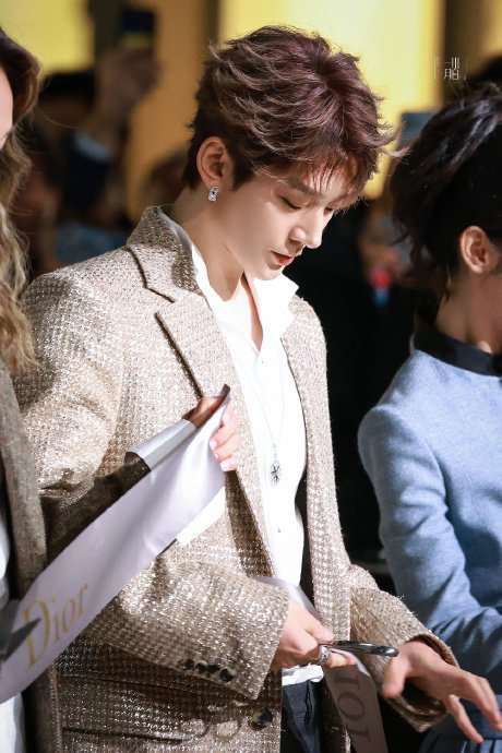 邓为官宣迪奥美妆大使，携多部待播剧引期待