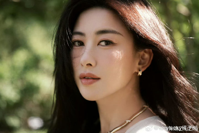 霍建华朱珠同框引热议，少年气与梨涡成焦点