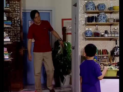 报复回去 小雨为了报尿裤之仇，把半杯牛奶倒进了刘星鞋里