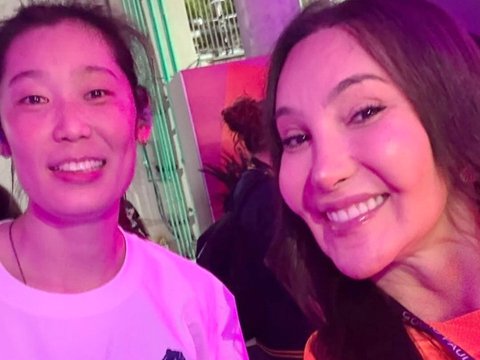 女排变性名将追星朱婷，成功合影乐开怀，中国队长的魅力无人能挡