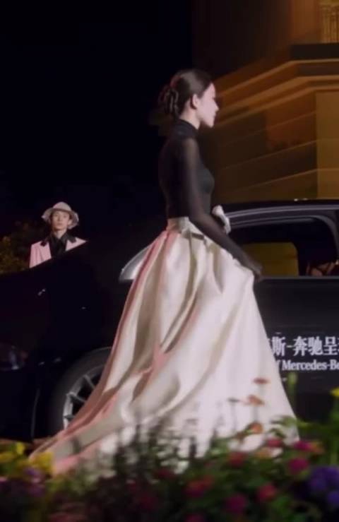 娜扎红毯造型高级飒爽，香奈儿风格尽显权威美感