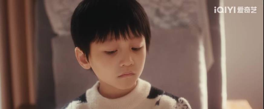 拳台血汗与童年光影交织，宿命狂飙下的救赎之爱