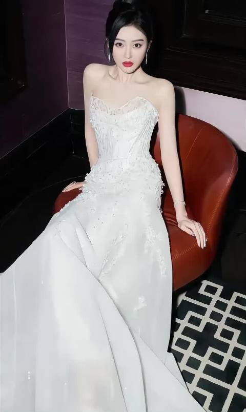 张天爱白色抹胸蕾丝纱裙，优雅又迷人，一眼心动