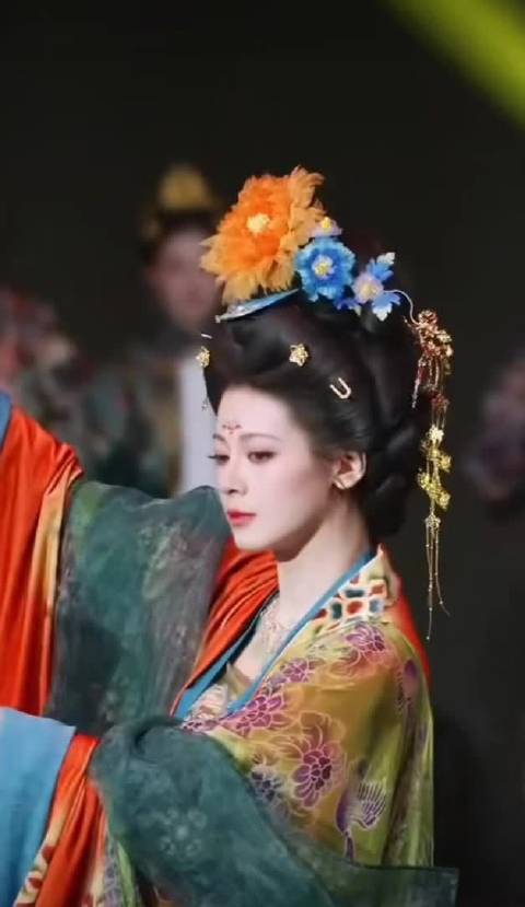 赵昭仪国风盛典这个妆造是我第一次get到她 感觉是天选古装人 很有辨识度