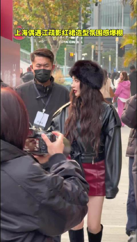 江疏影上海街头穿红裙造型明艳吸睛