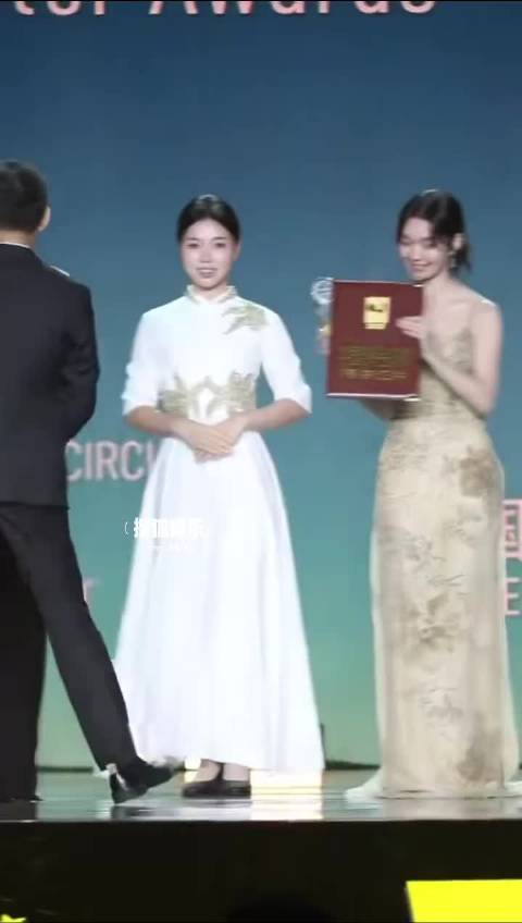 宋佳金鸡奖黑白极简造型诠释角色沉淀