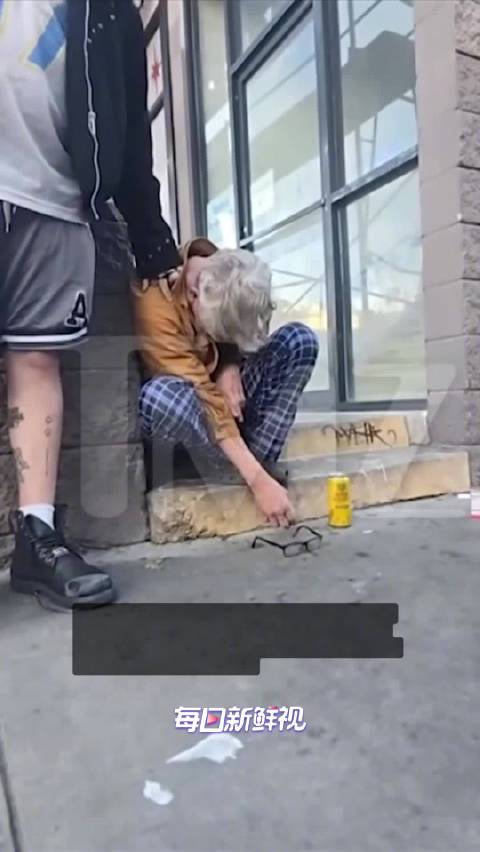 美国喜剧演员吸毒过量倒在街头：头耷拉手脸呈紫色