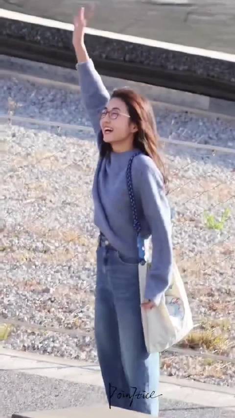 张子枫南京新剧路透曝光，戴眼镜背帆布袋少女感十足