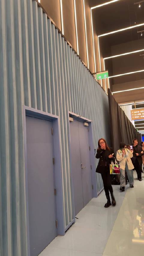 饱饱被英红姐挽着好得意啊，威廉BB ，爱你十年终于得偿所愿见到饱饱