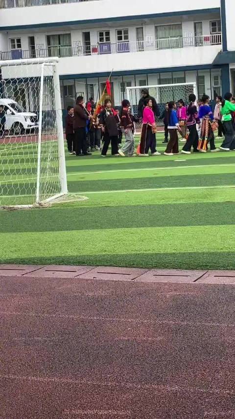 蔡徐坤赴贵州学校公益行，与学生互动游戏