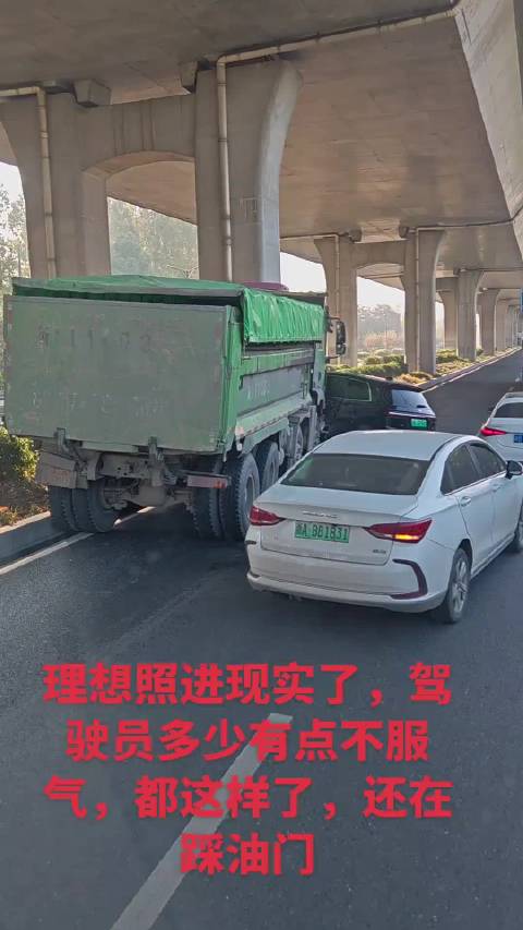 网友：与大货车抢道，这下舒服了！