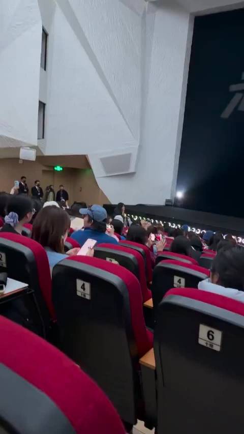 王俊凯粉丝向董子健发放观演须知