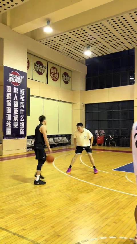 郭艾伦训练视频曝光，与队友共享篮球快乐