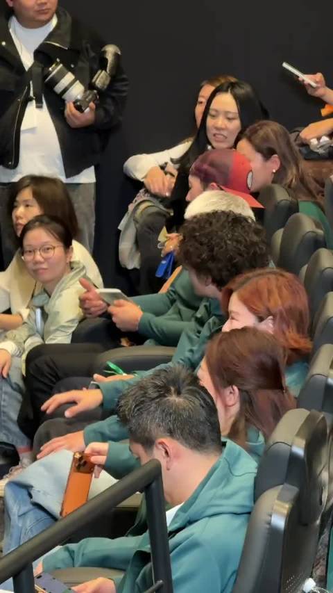 旁边那个女生在演我