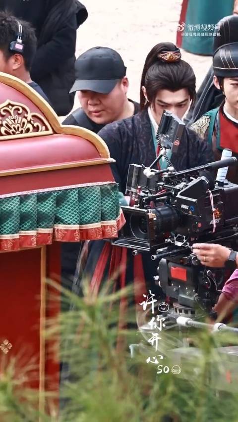 许凯《天都异闻录》路透上新，史无名认真看镜头效果ing