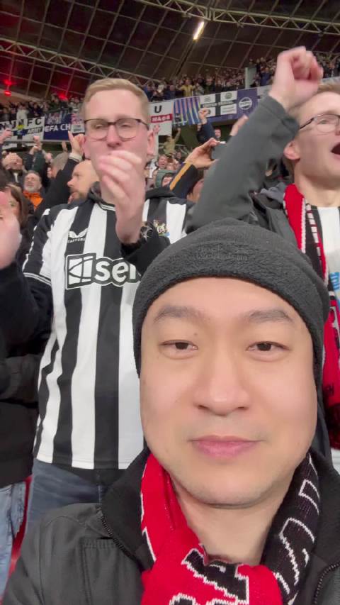 勒沃库森主场被客场纽卡斯尔连队的球迷包围了