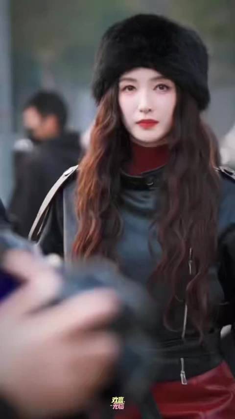 江疏影红裙黑靴造型亮相街头，笑容温柔气场十足