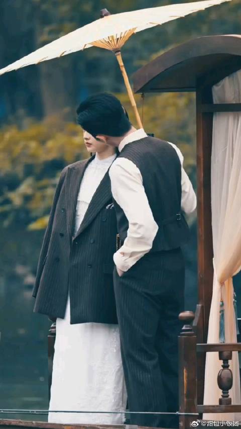 丞磊哄老婆，船晃悠把徐若晗推他怀里，小情侣调情也三分正经