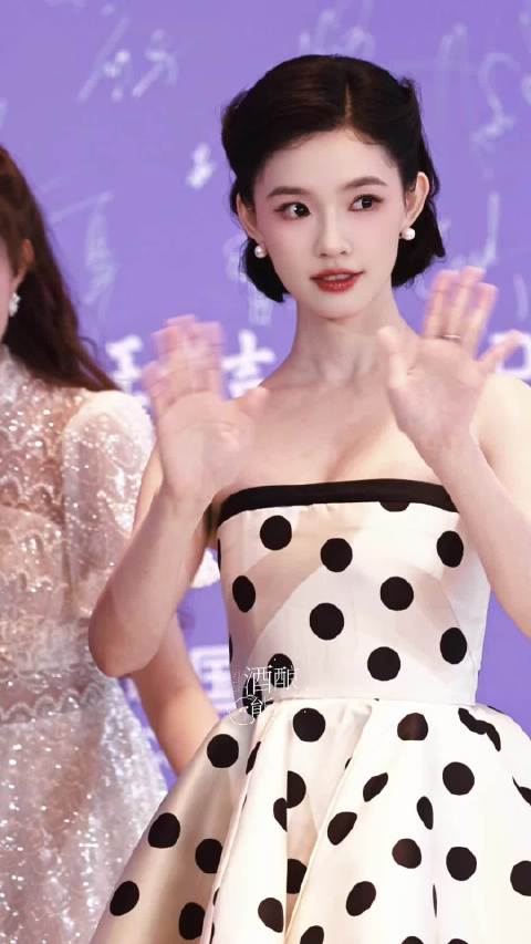 林允这个波点造型好萌啊！复古小猫！