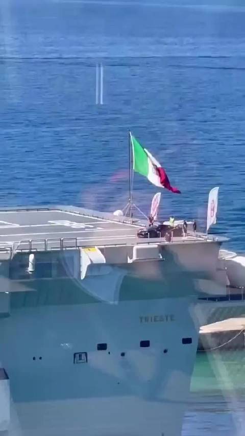 在意大利航母上飚法拉利