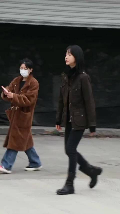 吴谨言回应粉丝求腹肌照称那是别的价钱