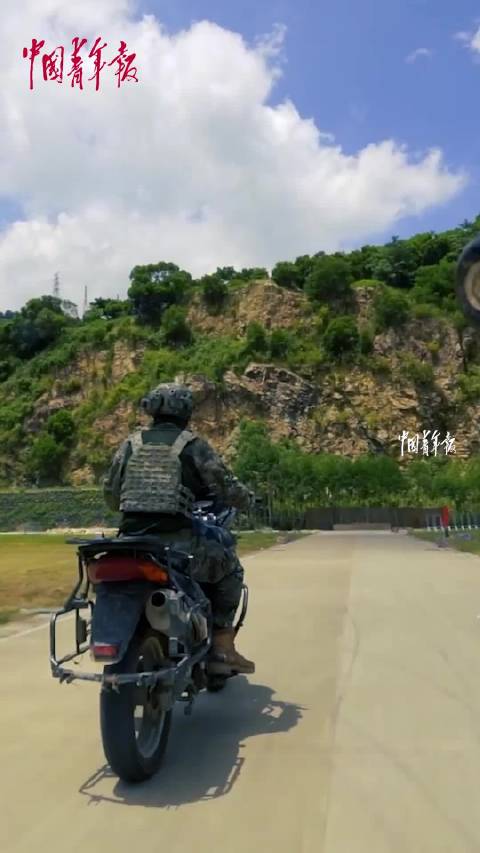 燃爆了！看武警官兵驾乘摩托火力全开，人车合一射击太帅了