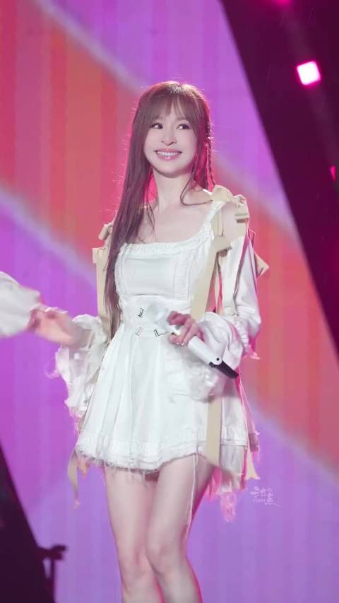 王心凌雨中唱跳《Honey》太少女了， 哪怕换个年轻的女生都跳不出她这种清纯