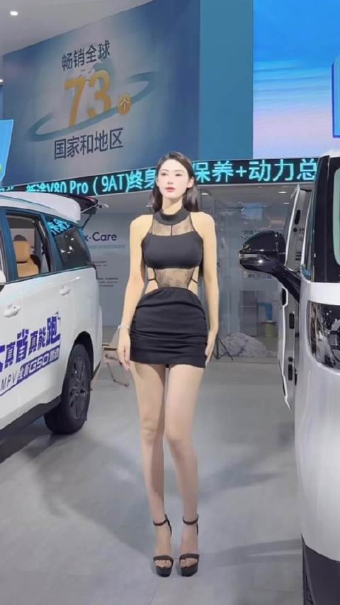 高颜值大长腿车模小姐姐往那一站，完美诠释了什么叫亭亭玉立