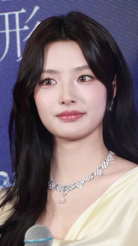 今日线下活动怼脸皮肤状态绝了 西西美得如此明媚