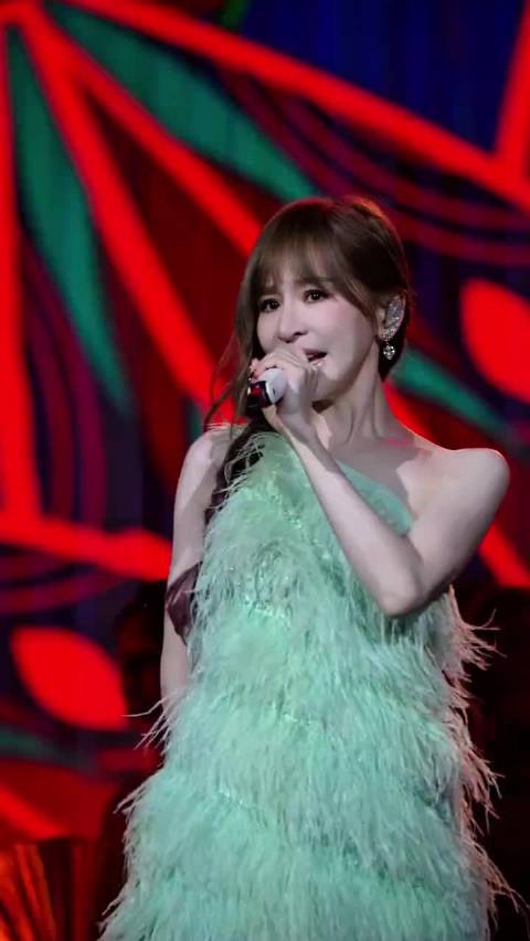 王心凌世界巡演唱《睫毛弯弯》展现完美身材比例