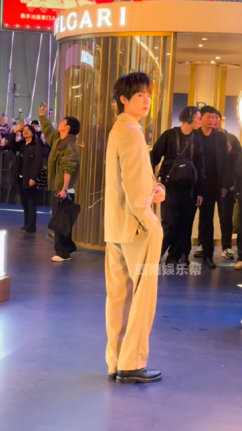 今晚，周翊然重庆活动人气火爆，路透视频，回眸一笑百媚生，谁懂啊？