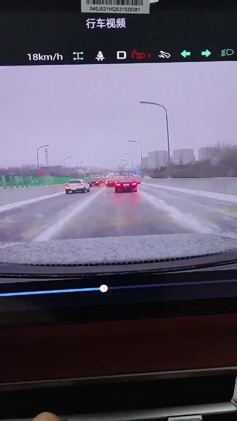 雪天大型碰碰车现场，前车开的没问题，只是比较倒霉