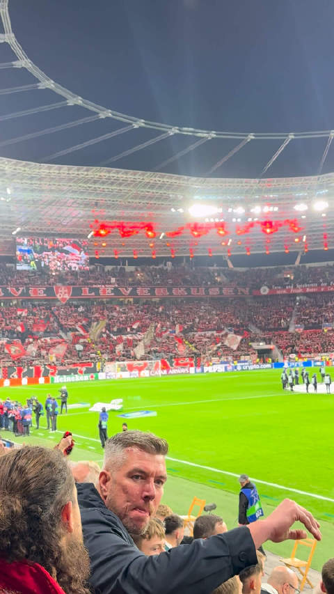 勒沃库森主场比赛前唱主队队歌