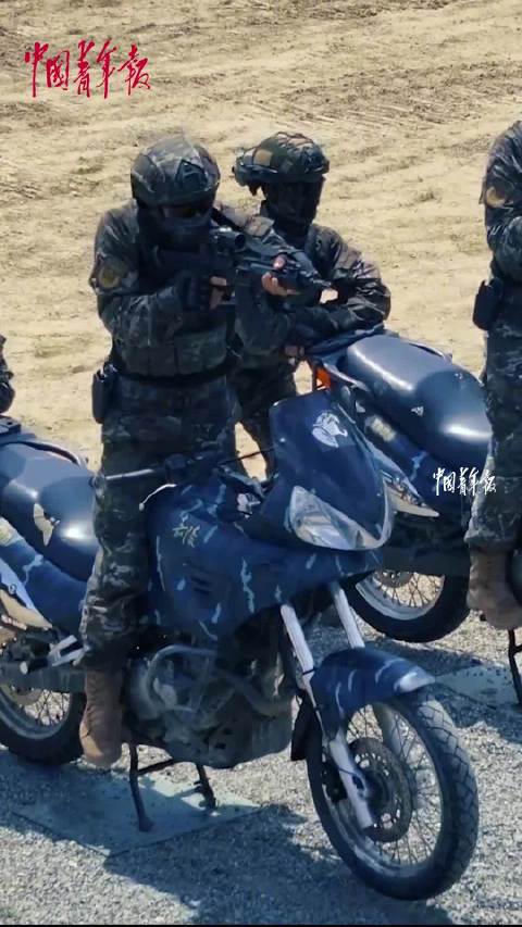 燃！武警人车合一射击太帅了