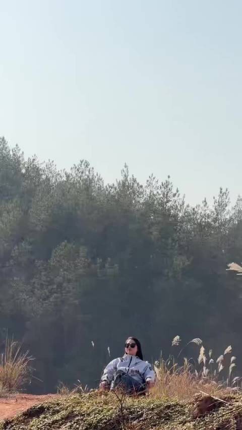 女子拍摄召唤越野车视频 下一秒险被撞飞