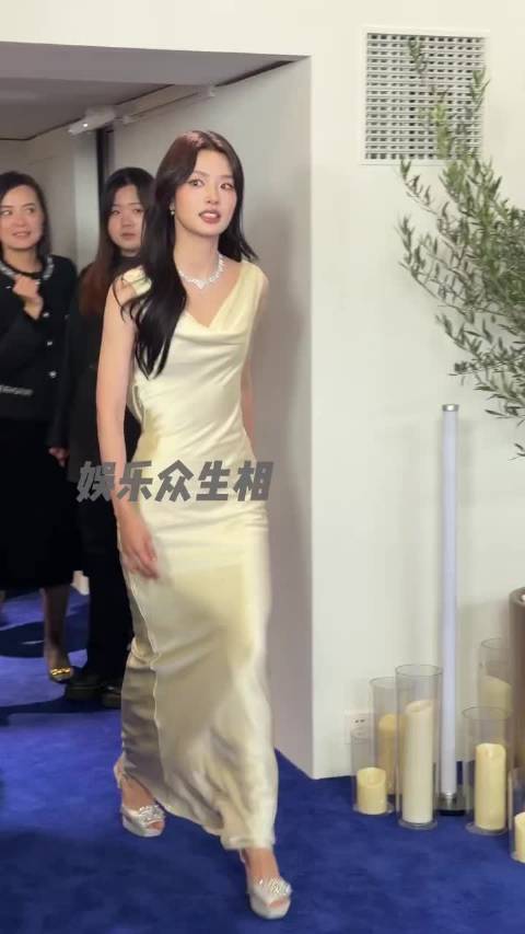 徐若晗露背长裙造型也太美了，简直美呆我，我大接特接姐姐现偶剧本好吗