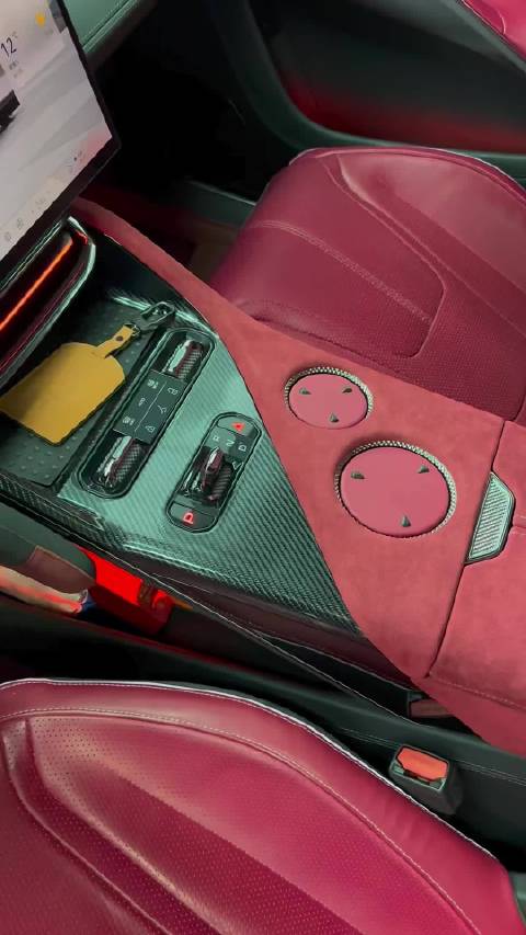 路特斯eletre，水杯架扶手箱包覆alcantara！