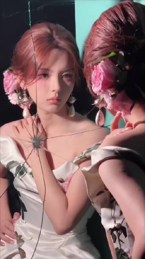 杨超越黑丝造型引期待，新戏《喜剧之王》《无名之辈》将开机