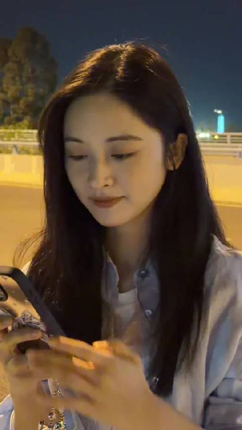 沈月街边演唱泪桥获赞歌声动人