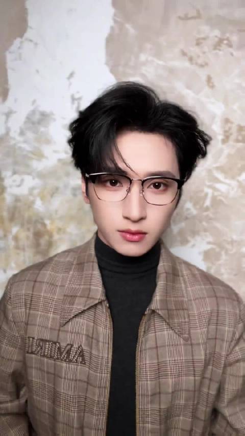 严浩翔格纹外套眼镜造型亮相，发布手势舞视频