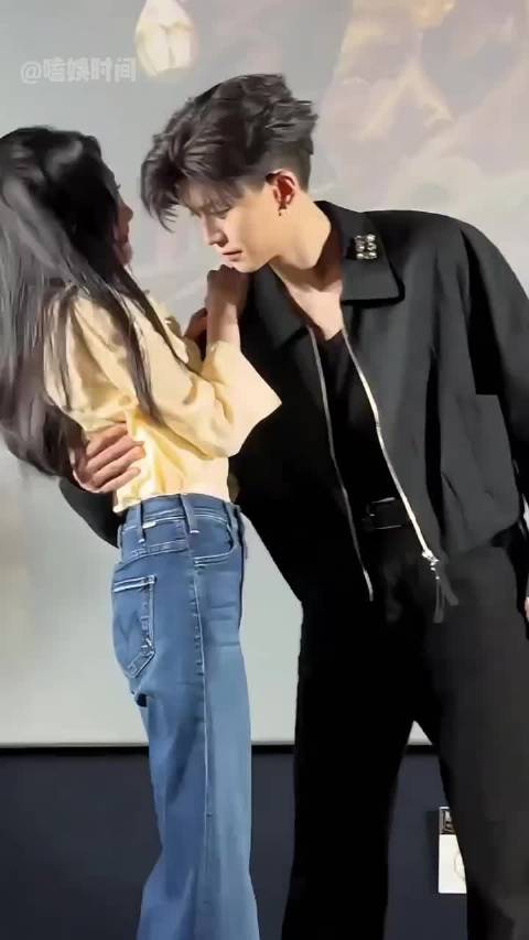 任嘉伦候场与李兰迪宋祖儿耳语，扶赵丽颖下台获王劲松拍肩