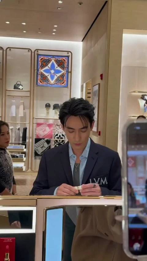 朱一龙最近的第一视觉来啦～ 这也太幸福了！