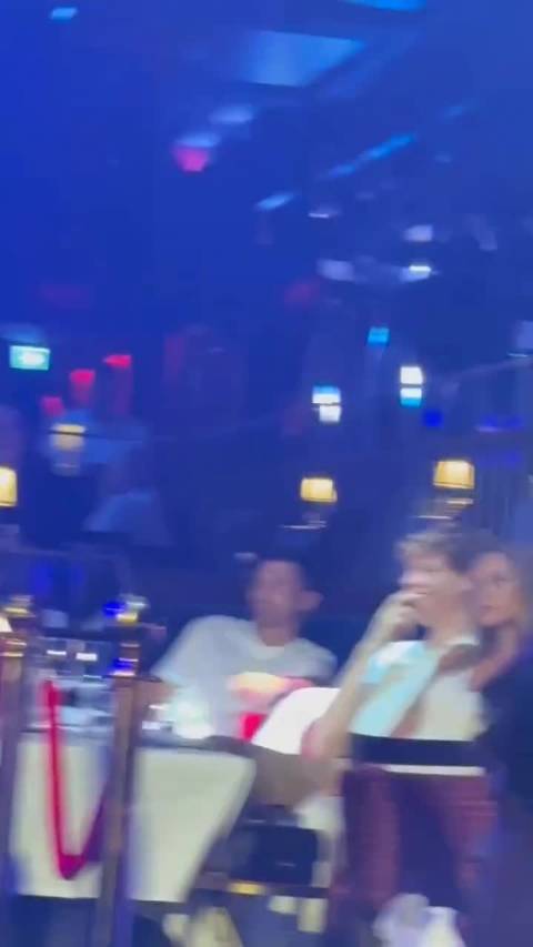 辛纳和女友在夜店谈笑风生