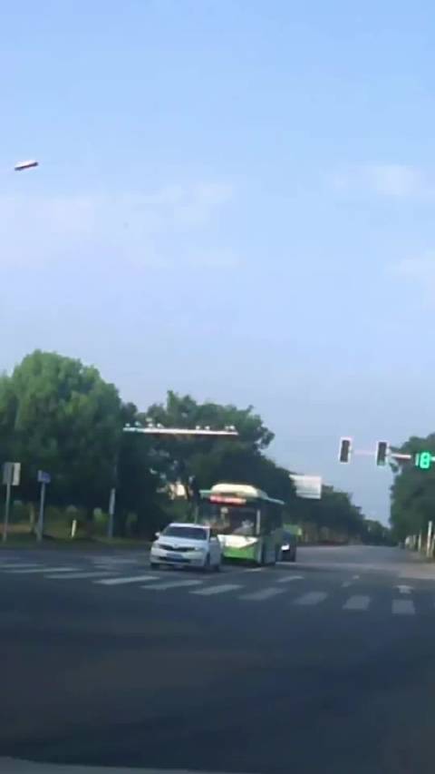 女子鬼探头被撞飞！交警认定：骑车人主责，视频车次责！