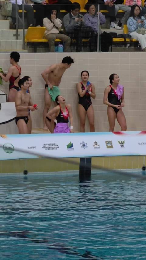 谁知道我女咋了突然 前面是卢老师帮小乐梳理头发