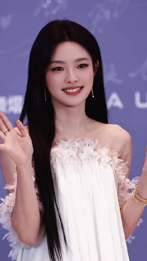 啊呀徐若晗比心好甜呀！这个披发好韩！