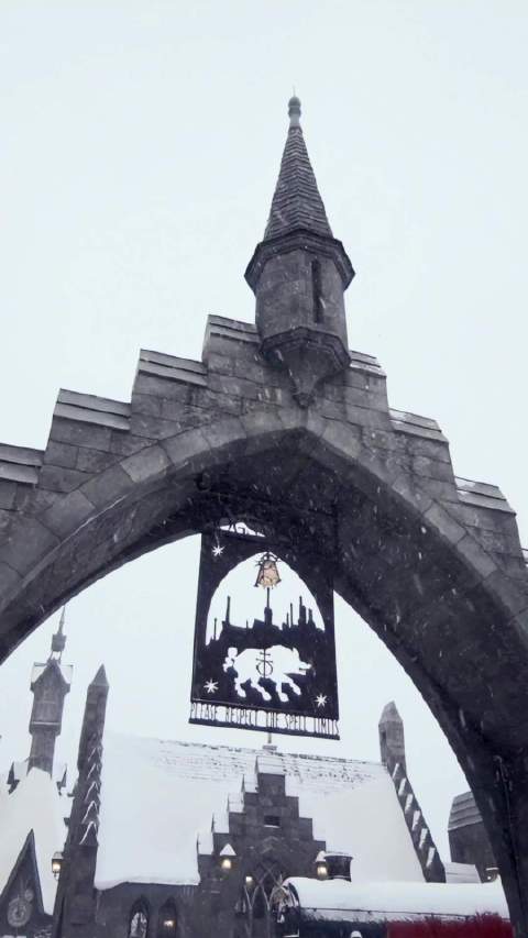 北京环球度假区哈利波特魔法世界迎冬季飞雪