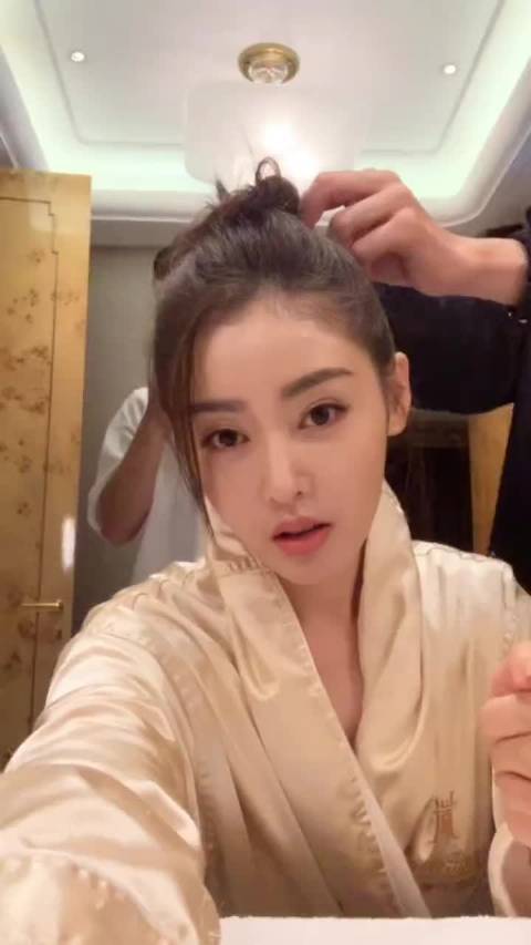 张天爱分享活动化妆vlog，揭秘女明星妆容小妙招