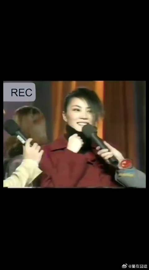 王菲谢霆锋新年晒恩爱，千禧年恋情至今甜蜜